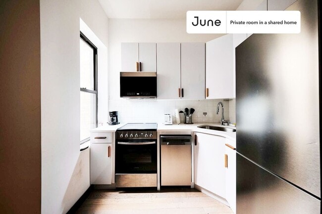 Building Photo - Room in Shared 3 bed/3 bath home in Ridgewood
