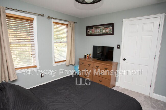 Building Photo - 417 N Warwick Rd
