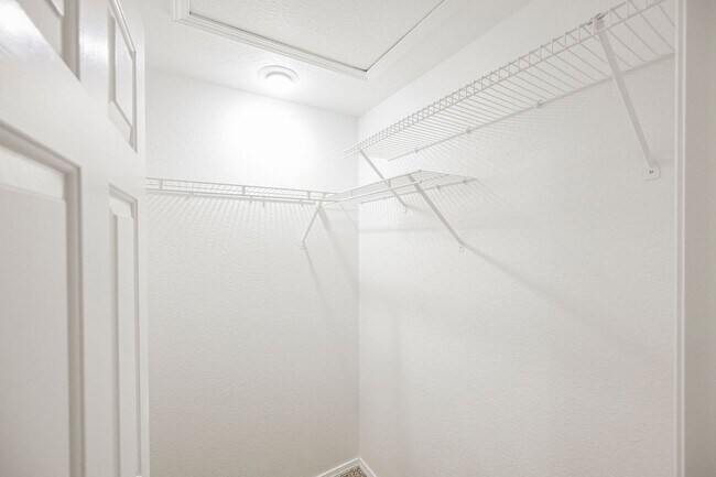 Building Photo - Gated Community townhome, with private garage
