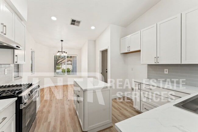 Building Photo - 1742 Poppy Dr