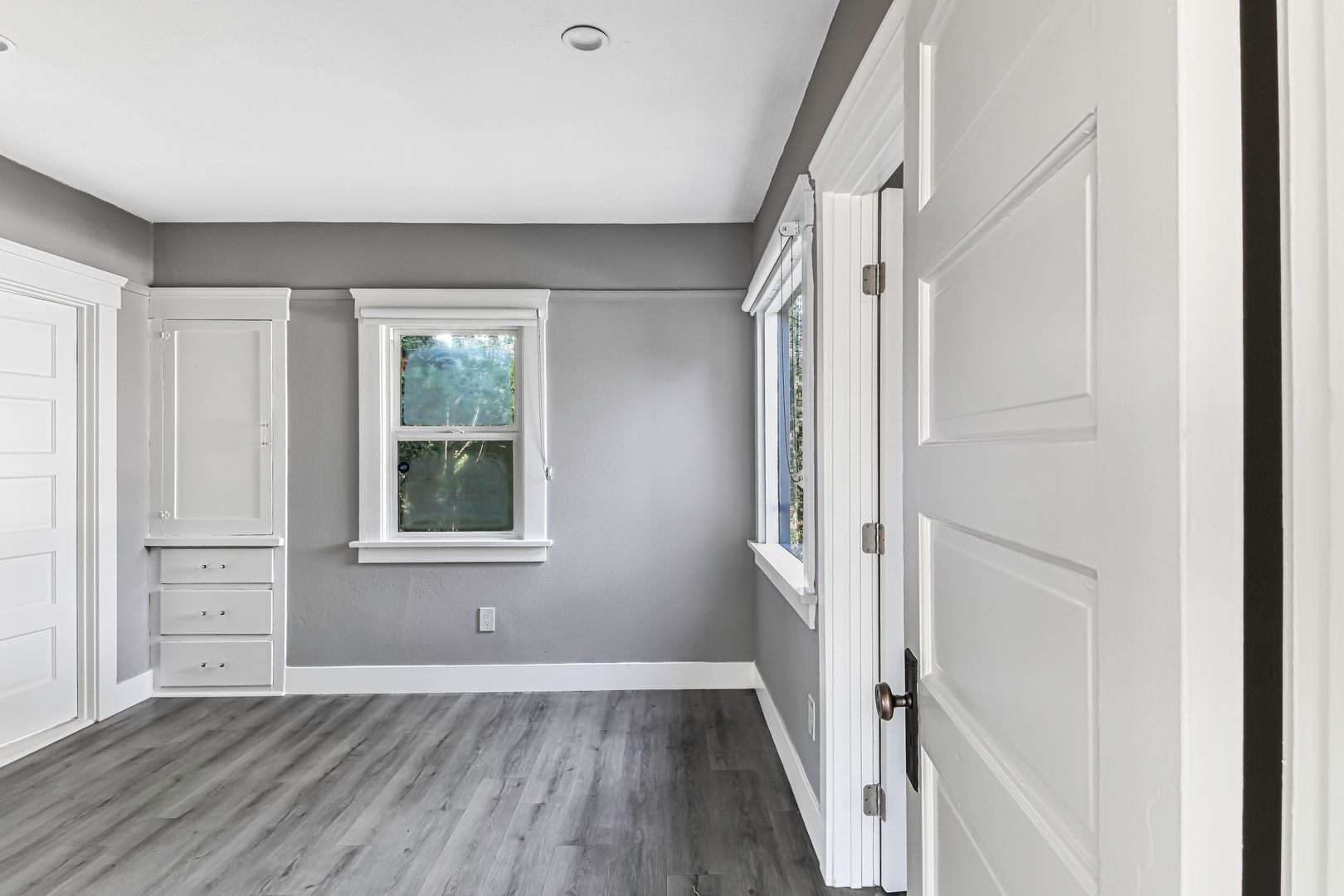 Building Photo - 2914 E 5th St