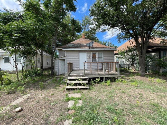 Building Photo - Spacious 3 bedroom home