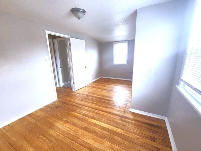 Building Photo - Spacious 4-bedroom, 2-bathroom single-family home