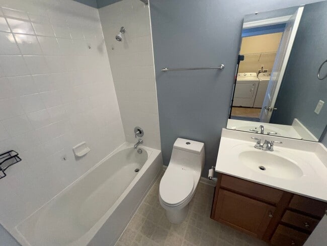 Building Photo - 104 Riva Ct