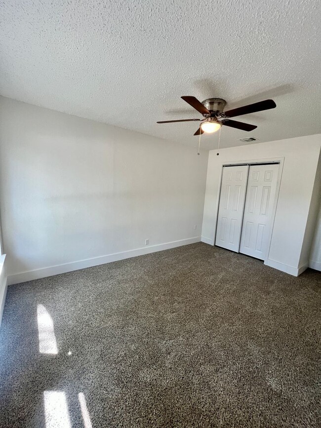 Building Photo - 4 Bedroom 2 Bath Near Lackland AFB **Conve...