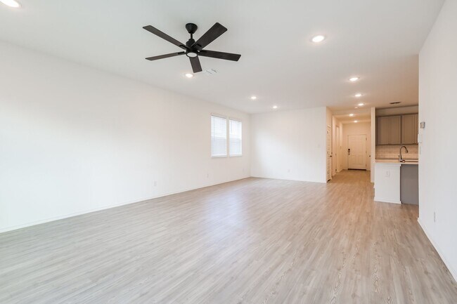 Building Photo - Stunning 4 bedroom, Primary bedroom downstairs , Less than 9 miles from Randolph AFB