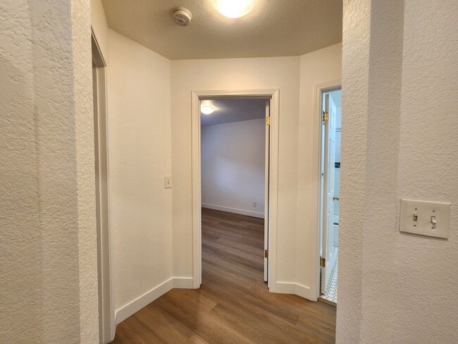 Building Photo - Beautiful Remodeled Duplex in Palo Alto Av...