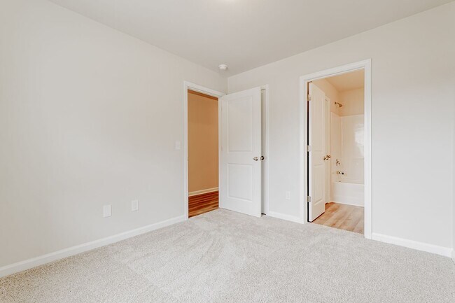 Building Photo - ?? A+ Special: One Month FREE Rent for a L...