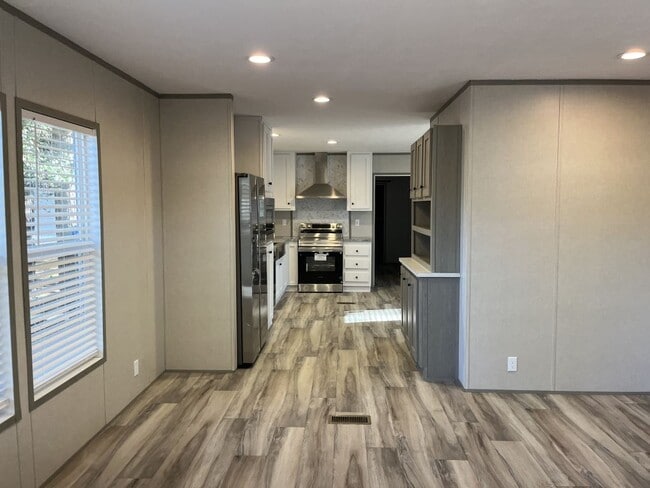 Building Photo - 220 Sequoia Dr