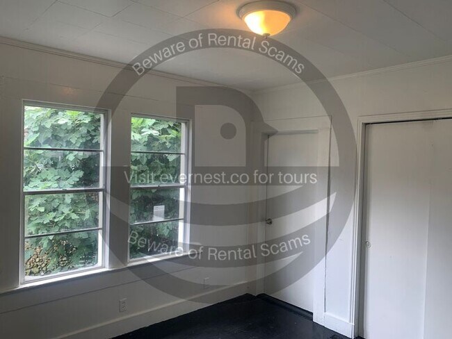 Building Photo - 1325 Sloan Ave