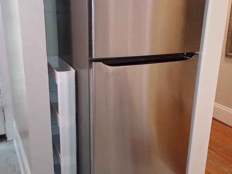 Kitchen refrigerator - 816 Westover Ave