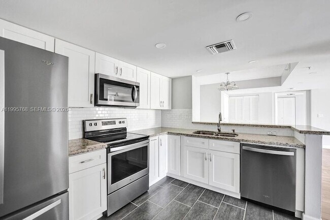 Building Photo - 520 SE 5 Ave