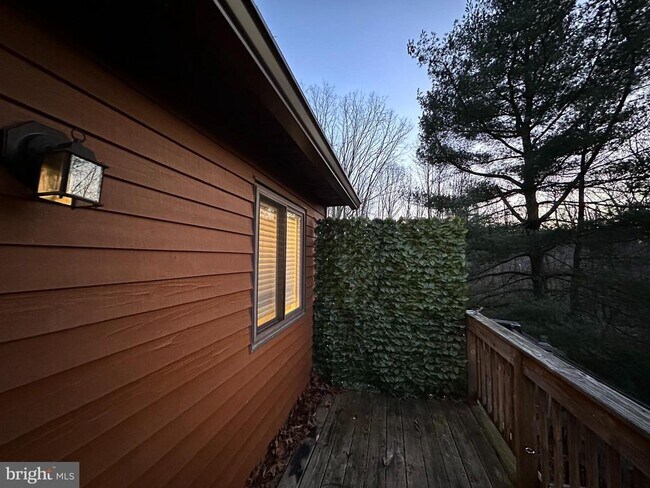 Building Photo - 502 Greenhill Ct