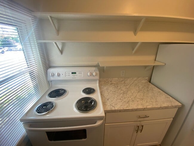 Building Photo - Great 2BR/1B Apartment in Historical House!