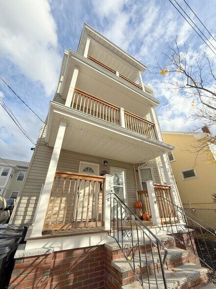 Building Photo - 196 Sherman St