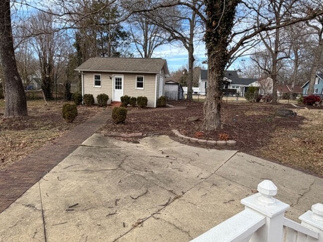 Building Photo - Elon