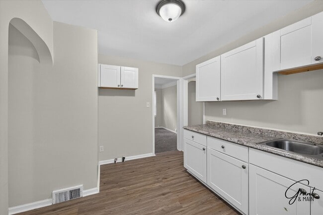 Building Photo - 4 Bedroom Home - $1,550