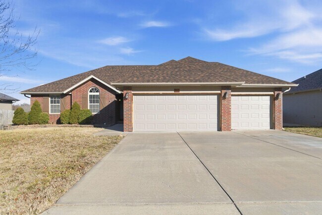 Building Photo - 4 Bed 2 Bath 3 car Garage in Republic MO