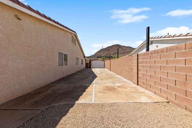 Building Photo - Desert Gem at the Base of Black Mountain –...