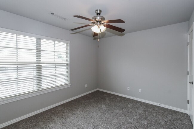 Building Photo - Gorgeous 3 bed/3 bath home in great Bentonville neighborhood