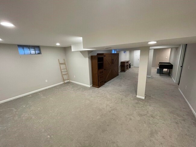 Building Photo - 465 Charles Ln