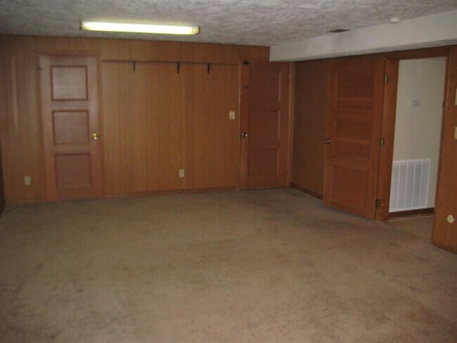 Building Photo - 5 bedrooms