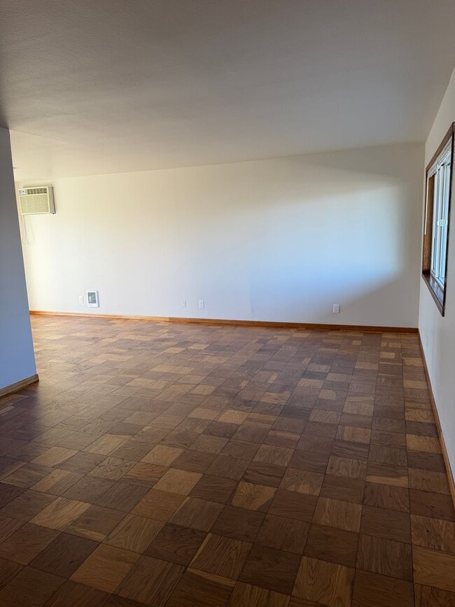 Building Photo - 3 Bedroom Home, Fully Updated