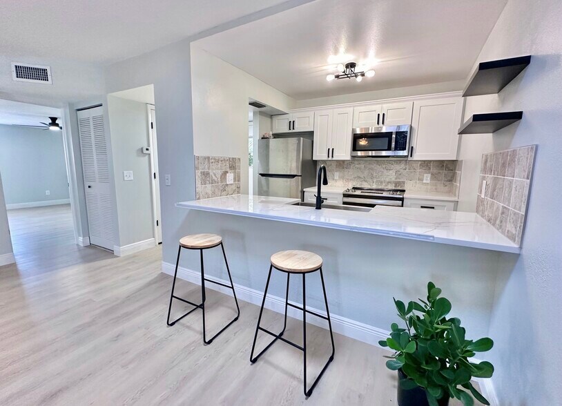Kitchen & Dining Area - 4915 W McElroy Ave