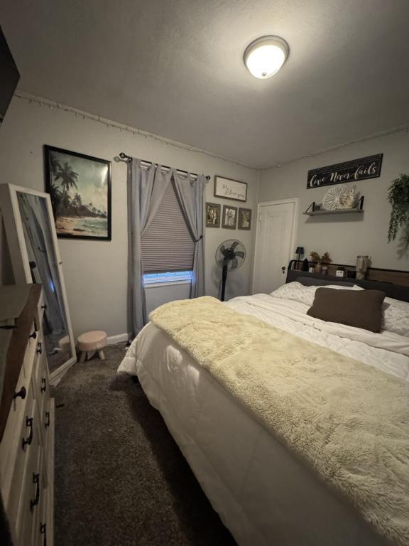 Building Photo - 406 E 9th St