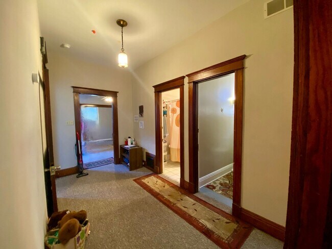 Building Photo - 2364 Victor St