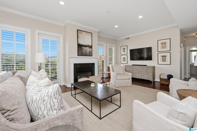 Building Photo - 2600 Highland Ave