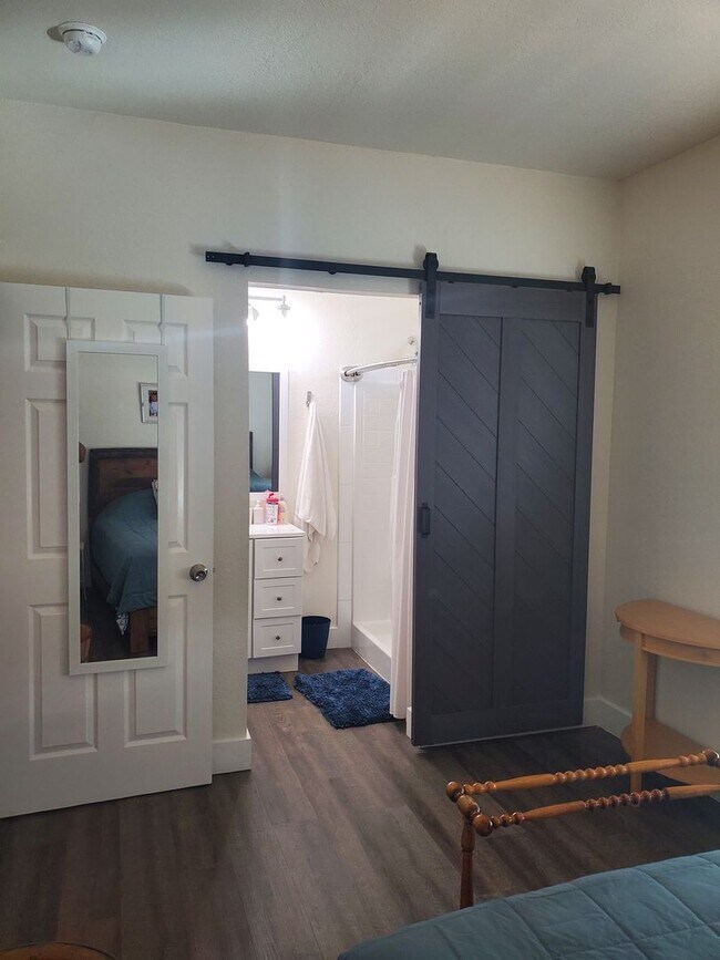 Building Photo - Fully Furnished cozy two-bedroom house