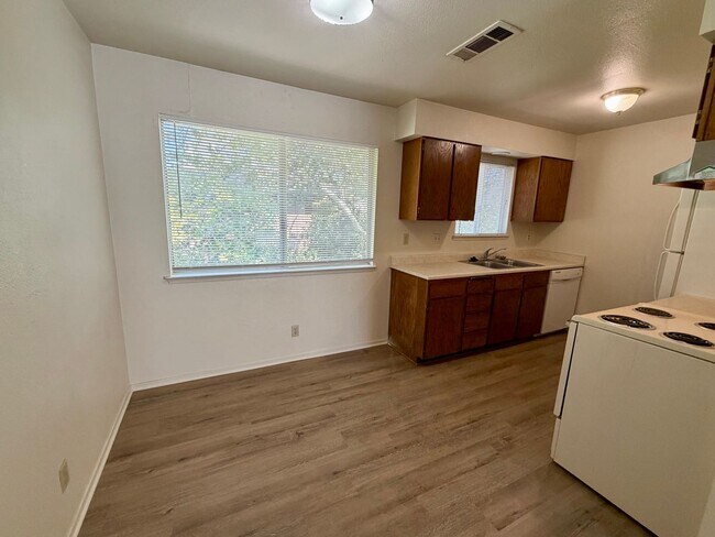 Building Photo - 1717 Bramble Pl