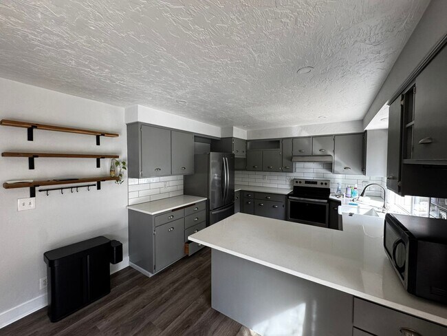 Building Photo - Spacious 3 Bedroom Home in South Eugene – Churchill Area