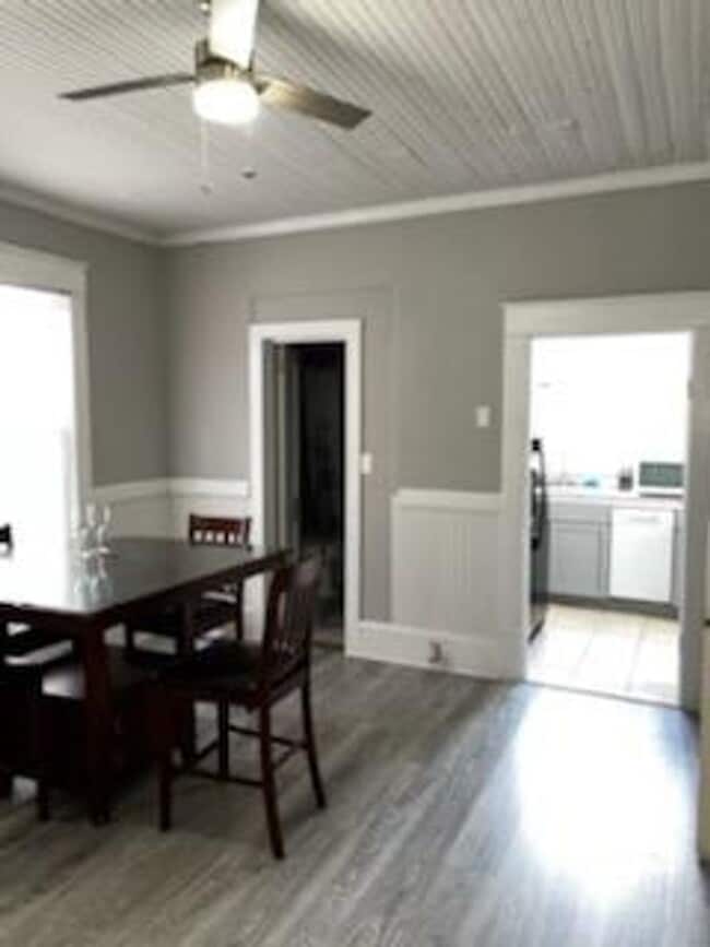 Building Photo - One Bedroom Furnished Apartment in Downtow...