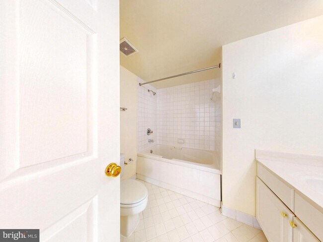 Building Photo - 1045 N Utah St