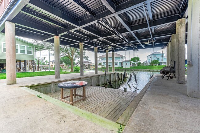 Building Photo - 302 Palm Dr