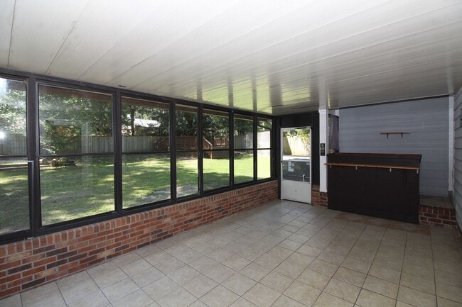 Building Photo - 5827 Hibernia Dr