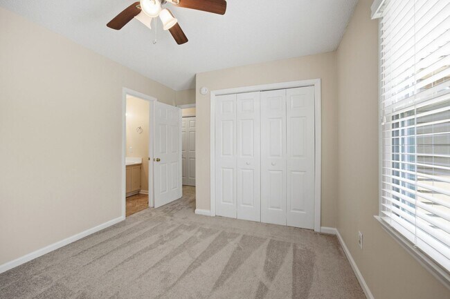 Building Photo - Beautiful End-Unit Townhome with Fresh Updates in Convenient Raleigh Location!