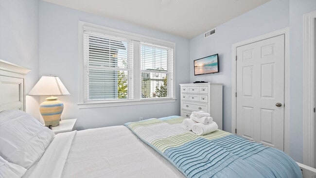 Building Photo - 701 E 8th St