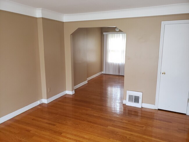 Building Photo - 383 Merton Rd