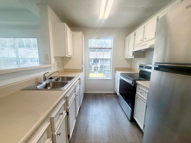 Building Photo - Spacious, One Bedroom Apartment W/ a Balcony!