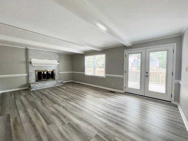 Building Photo - Available NOW! A 4-6 Bedroom Home! Attache...