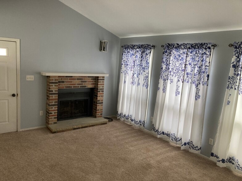 Building Photo - 6 Coolview Ln