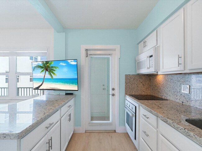 Building Photo - 2600 N Surf Rd