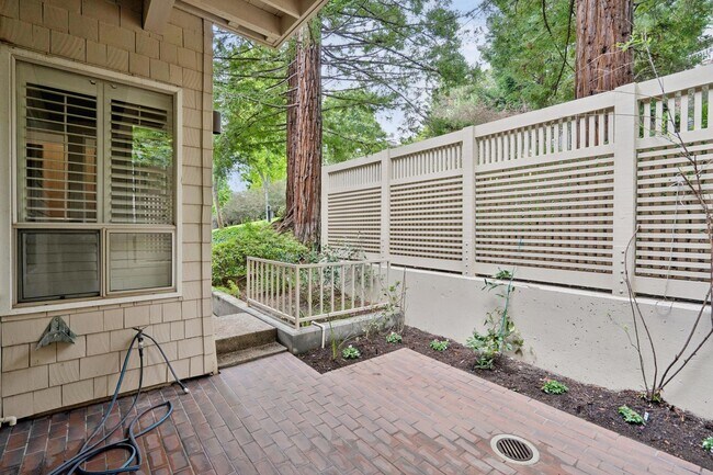 Building Photo - 651 Manresa Ln