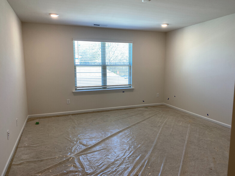 Building Photo - Room in Townhome on Planters Trace Ln