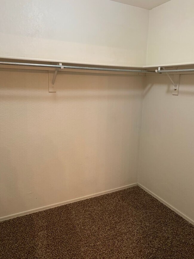 Building Photo - Wonderful 3 bedroom 2.5 bath home located in the golf course community of Western Skies