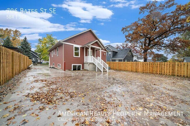 Building Photo - 706 Bates St SE