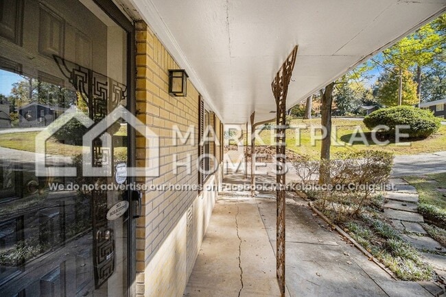 Building Photo - 2542 Melinda Dr NE